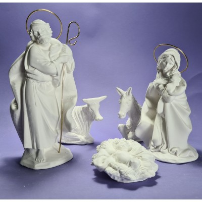 "Un nacimiento moderno de álamo: San José, la Virgen María, el niño Jesús, la mula y el buey en armonía."